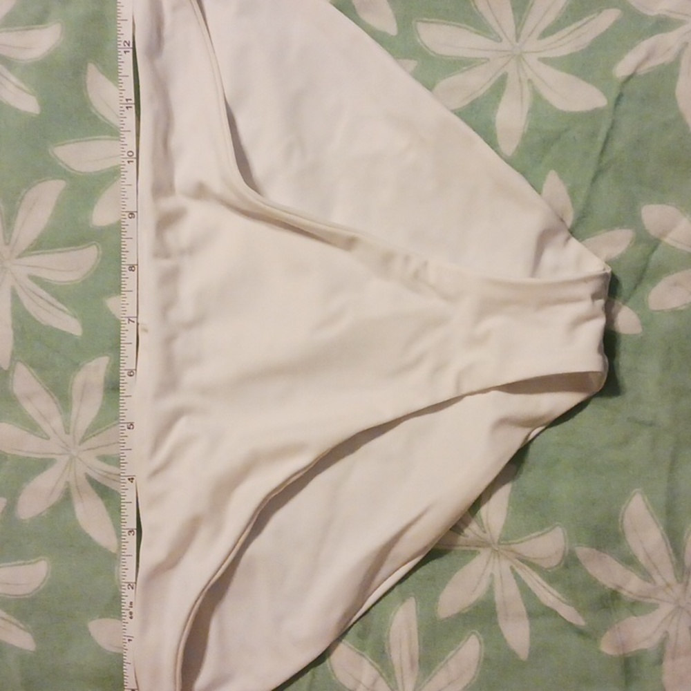 🤍🤍Fused Hawaii large  white hapuna bottoms.  NEVER WORN